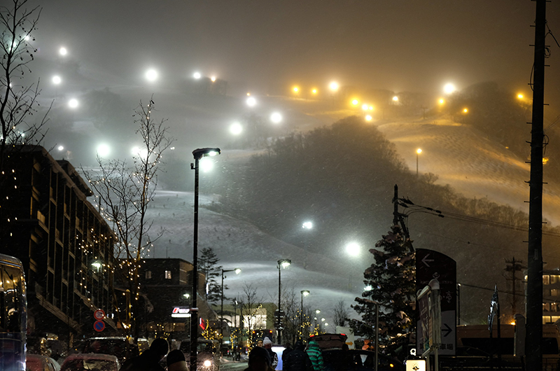 niseko japan hirafu night skiing