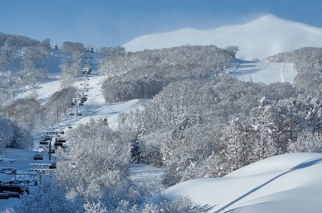 niseko hanazono powder day lift