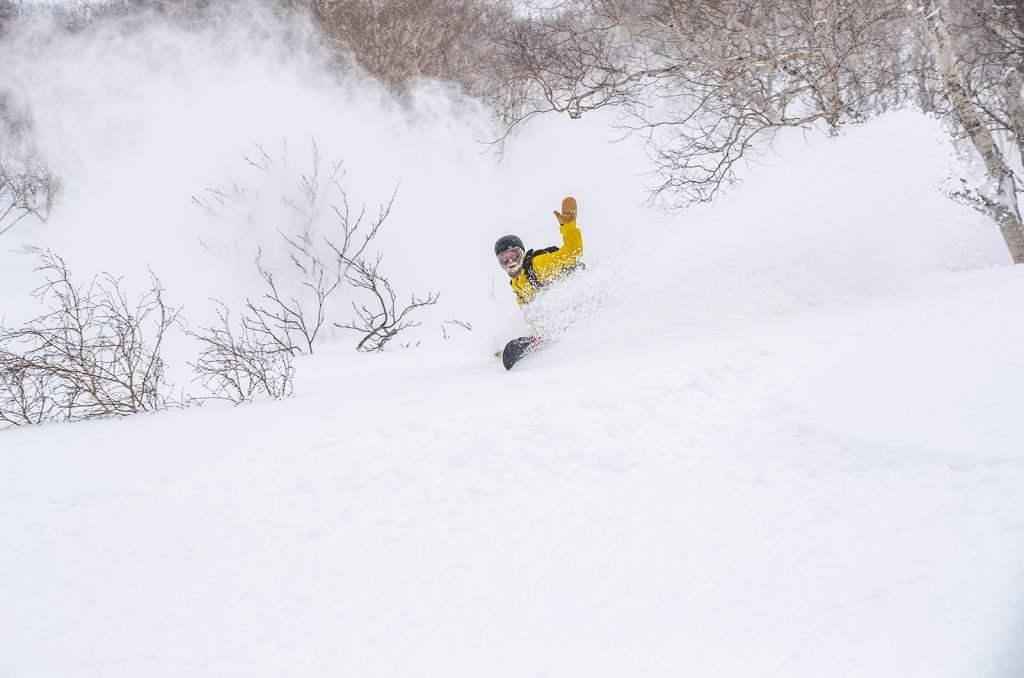 This image has an empty alt attribute; its file name is niseko-united-deep-powder-snowboarding-1024x678.jpg