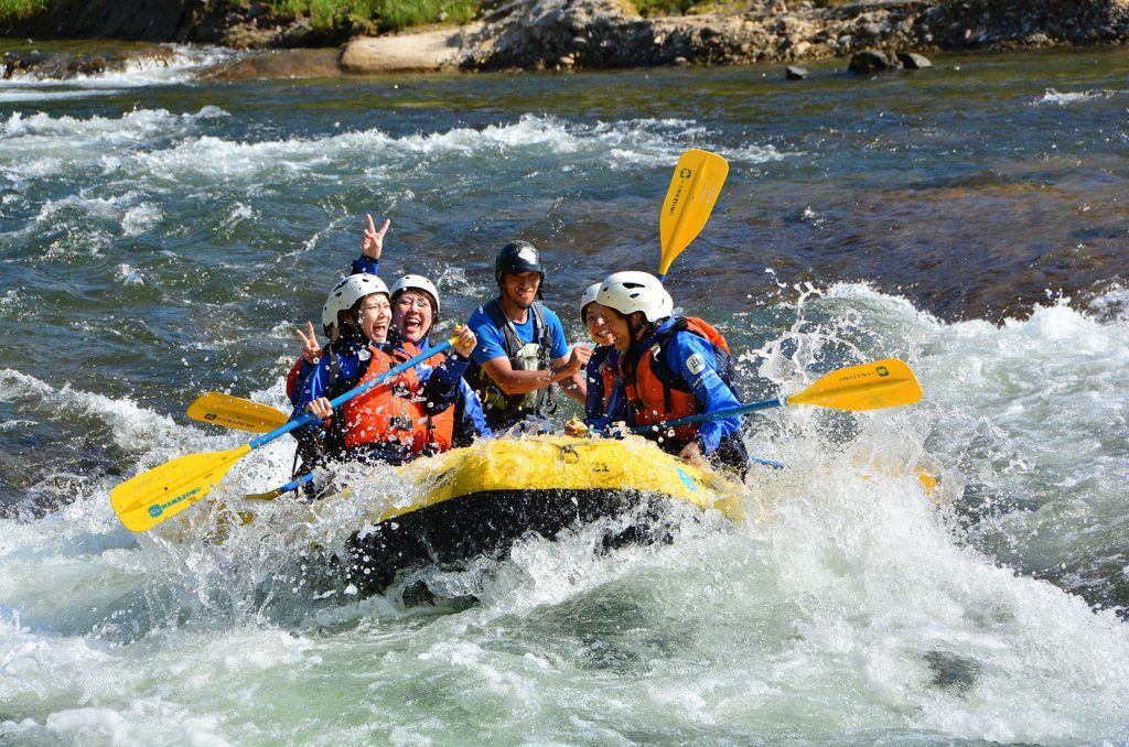 This image has an empty alt attribute; its file name is hanazono-niseko-rafting-summer-1024x678.jpg