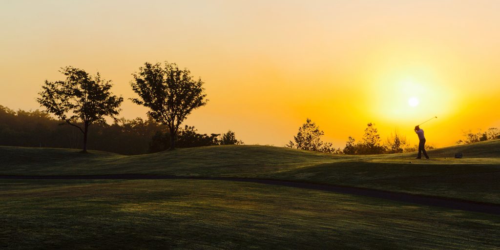 This image has an empty alt attribute; its file name is niseko-japan-golf-sunset-1024x512.jpg