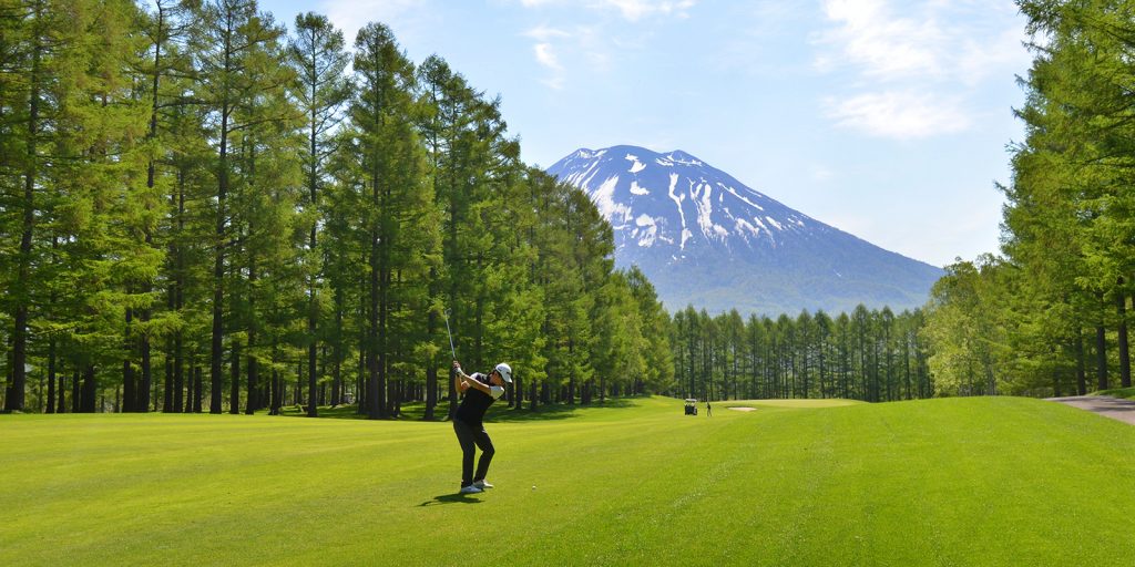This image has an empty alt attribute; its file name is niseko-village-golf-course-yotei-1024x512.jpg